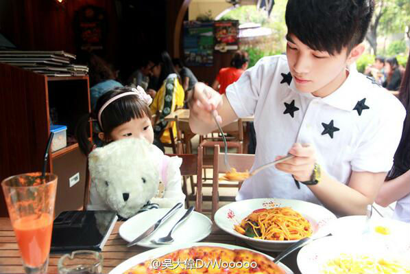 ​แชร์กระจาย ความน่ารักของพี่ชาย-น้องสาวชาวจีน อายุห่างกัน 18 ปี