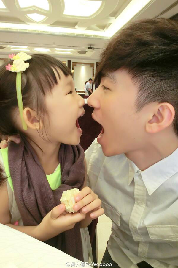 ​แชร์กระจาย ความน่ารักของพี่ชาย-น้องสาวชาวจีน อายุห่างกัน 18 ปี