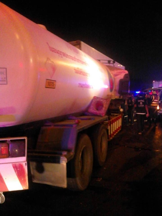 รถแก๊สพุ่งชนท้ายรถห้องเย็นจอดข้างทาง ดับ 3 ศพ