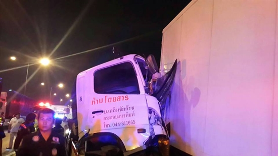 รถแก๊สพุ่งชนท้ายรถห้องเย็นจอดข้างทาง ดับ 3 ศพ