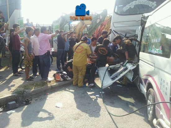 วอนช่วย นักศึกษาสาวบาดเจ็บสาหัส จากเหตุรถตู้โดยสารซิ่งชนรถบัส