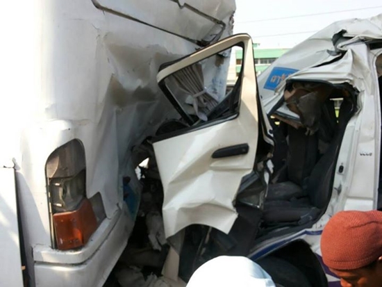 วอนช่วย นักศึกษาสาวบาดเจ็บสาหัส จากเหตุรถตู้โดยสารซิ่งชนรถบัส