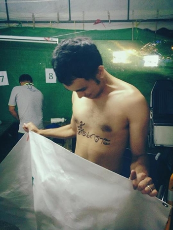 เต๊ะ ศตวรรษ แก้ผ้าประชด หลังพยาบาลอาสาถูกจับเพราะมีเสื้อเกราะเต๊ะ ศตวรรษ แก้ผ้าประชด หลังพยาบาลอาสาถูกจับเพราะมีเสื้อเกราะ