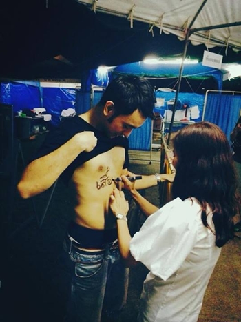 เต๊ะ ศตวรรษ แก้ผ้าประชด หลังพยาบาลอาสาถูกจับเพราะมีเสื้อเกราะ