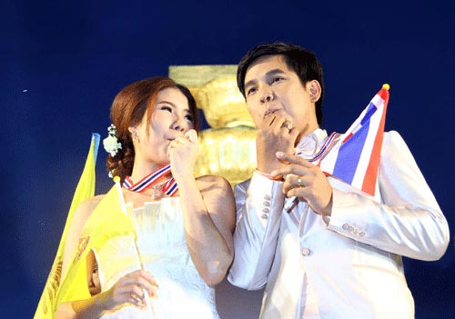 แต่งงานในม็อบ บ่าว-สาว ควงคู่เป่านกหวีด แชะภาพกลางม็อบราชดำเนิน