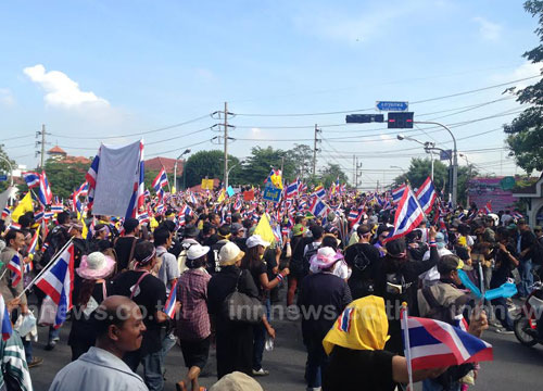 กลุ่มผู้ชุมนุมขอพบ คำรณวิทย์ จี้ถอนคำพูด..มีวันนี้เพราะพี่ให้