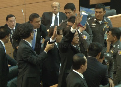 อภิปรายไม่ไว้วางใจ 2556 สภาป่วน ตำรวจหิ้ว ไชยวัฒน์ ออก