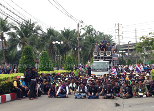 ชุมพล-พุฒิพงษ์ นำมวลชนบุกเข้าด้านในสโมสรตำรวจ รอพบ เฉลิม
