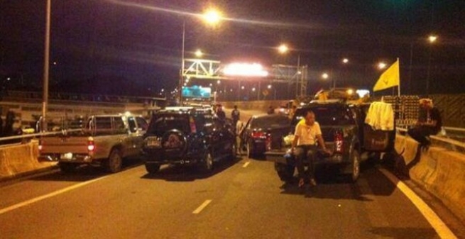 ม็อบปิดถนนพระราม 6 