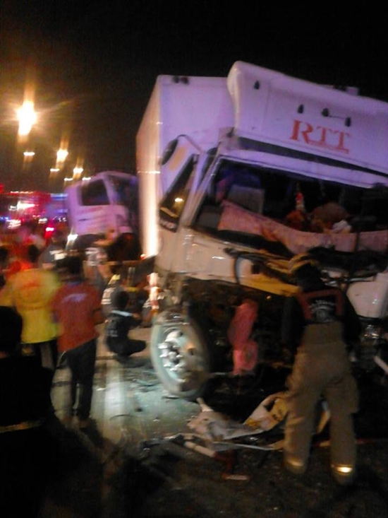 รถแก๊สพุ่งชนท้ายรถห้องเย็นจอดข้างทาง ดับ 3 ศพ