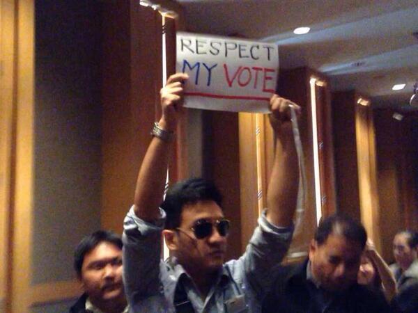 ชายบุกเป่านกหวีดใส่ อภิสิทธิ์ พร้อมชูป้าย RESPECT MY VOTE