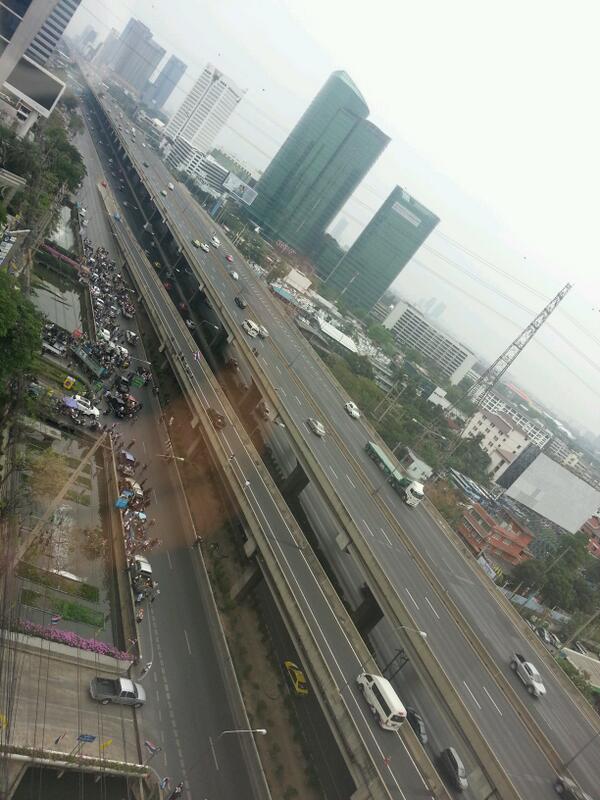 ชุมพล-พุฒิพงษ์ นำมวลชนบุกเข้าด้านในสโมสรตำรวจ รอพบ เฉลิม