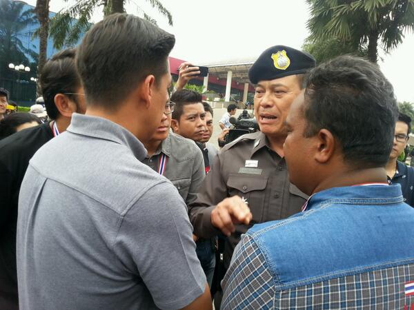 ชุมพล-พุฒิพงษ์ นำมวลชนบุกเข้าด้านในสโมสรตำรวจ รอพบ เฉลิม