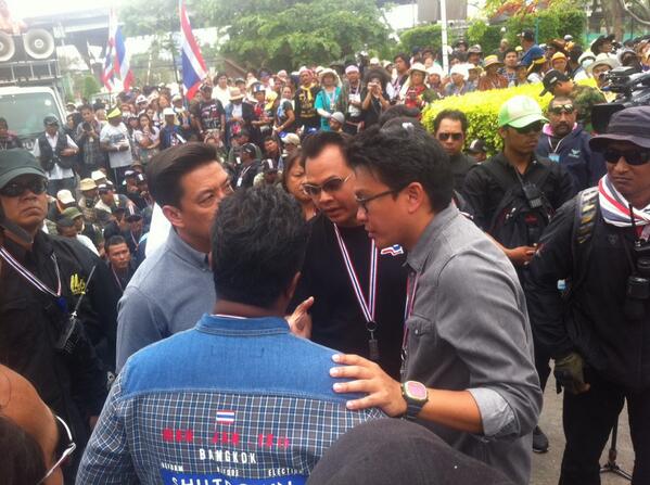 ชุมพล-พุฒิพงษ์ นำมวลชนบุกเข้าด้านในสโมสรตำรวจ รอพบ เฉลิม