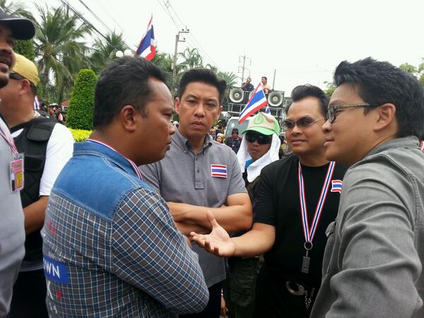 ชุมพล-พุฒิพงษ์ นำมวลชนบุกเข้าด้านในสโมสรตำรวจ รอพบ เฉลิม