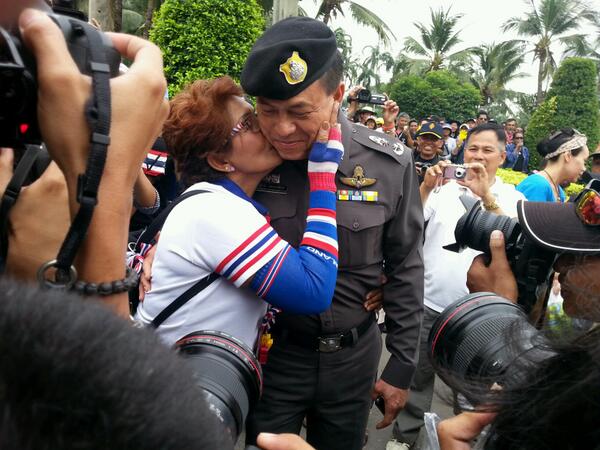 ชุมพล-พุฒิพงษ์ นำมวลชนบุกเข้าด้านในสโมสรตำรวจ รอพบ เฉลิม
