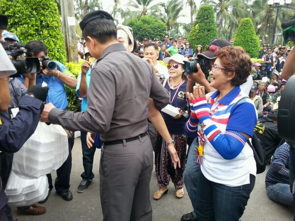 ชุมพล-พุฒิพงษ์ นำมวลชนบุกเข้าด้านในสโมสรตำรวจ รอพบ เฉลิม