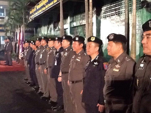 ม็อบฮือล้อมรถตำรวจ-ปิดถนนพระราม 6 หลังลือตำรวจจ่อบุกคลัง