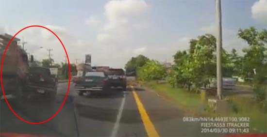 คลิปรถพ่วงเสยกระบะตกถนน เตือนใจนักขับก่อนสงกรานต์ 2557