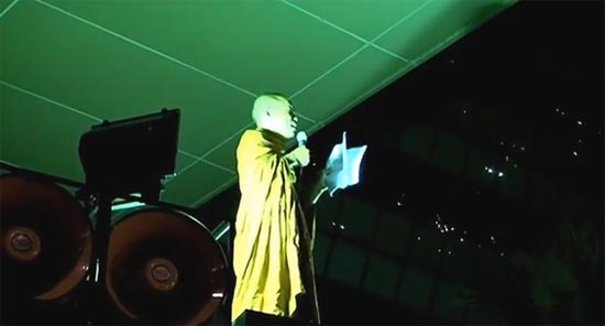 หลวงปู่พุทธะอิสระ ขึ้นปราศรัย ขอพระออกมาช่วยชาติ