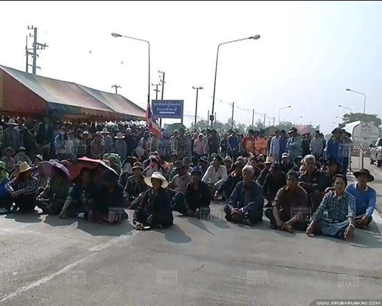 ชาวนาภาคเหนือ ปิดถนนร้องรัฐจ่ายเงินจำนำข้าว ขีดเส้นตาย 15 ม.ค.