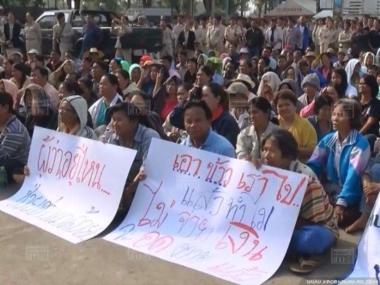 ชาวนาภาคเหนือ ปิดถนนร้องรัฐจ่ายเงินจำนำข้าว ขีดเส้นตาย 15 ม.ค.