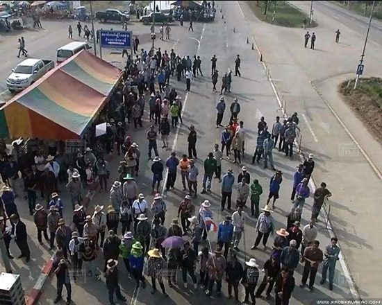 ชาวนาภาคเหนือ ปิดถนนร้องรัฐจ่ายเงินจำนำข้าว ขีดเส้นตาย 15 ม.ค.