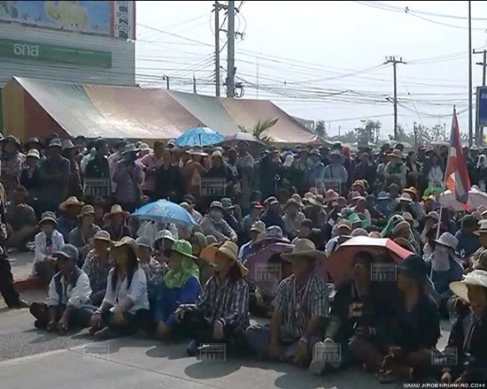 ชาวนาภาคเหนือ ปิดถนนร้องรัฐจ่ายเงินจำนำข้าว ขีดเส้นตาย 15 ม.ค.