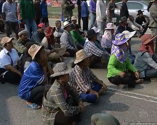 ชาวนาภาคเหนือ ปิดถนนร้องรัฐจ่ายเงินจำนำข้าว ขีดเส้นตาย 15 ม.ค.