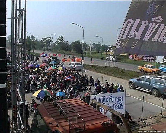 ชาวนาภาคเหนือ ปิดถนนร้องรัฐจ่ายเงินจำนำข้าว ขีดเส้นตาย 15 ม.ค.