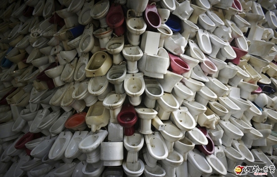 จีนผุดไอเดียสร้างศิลปะน้ำตกโถส้วม (ใช้แล้ว)