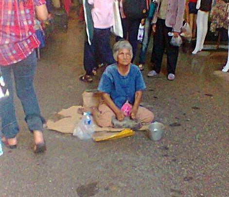 ชาวเน็ตแชร์ภาพยายนั่งขอทาน หลานโพสต์แจงห้ามไม่ได้