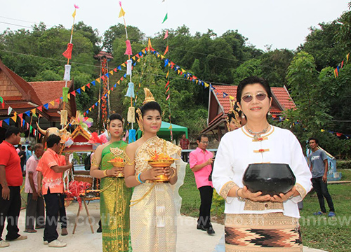 ตักบาตรเทโว อุทัยธานี 