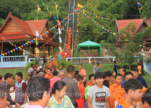 ตักบาตรเทโว อุทัยธานี 