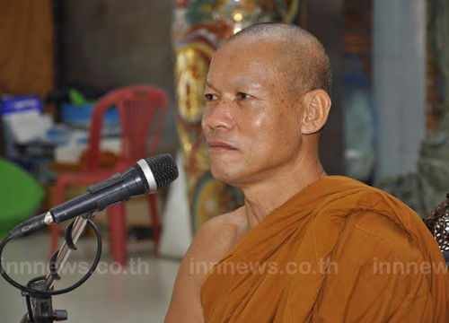 หลวงปู่พุทธะอิสระ ขึ้นป้ายหน้าวัดอ้อน้อย ท้าให้ยิง