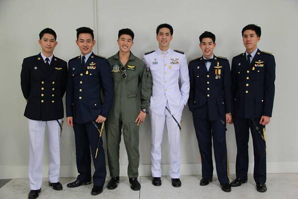 ทหารหล่อบอกด้วย