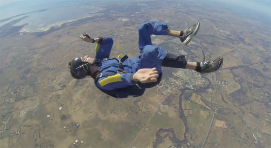 คลิปช็อก นักโดดร่มชักหมดสติขณะเหินเวหา เกือบเอาชีวิตไม่รอด