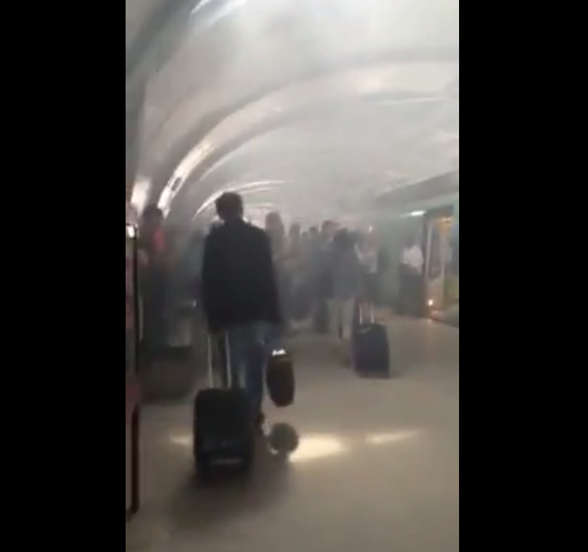 รถไฟฟ้าแอร์พอร์ตลิงค์เบรกเสีย ควันไฟคลุ้ง คนตกใจวิ่งหนีวุ่น