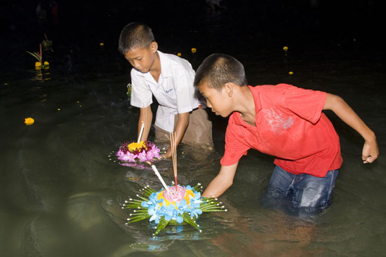 ข้อควรปฏิบัติในการป้องกันอันตรายวันลอยกระทง