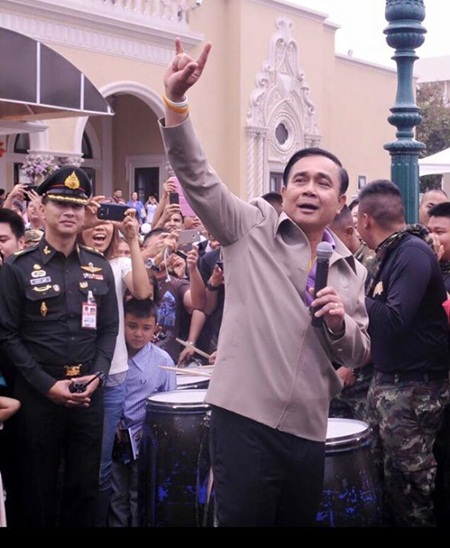 นายกฯ ลุงตู่จับไมค์โชว์เพลงขอใจเธอแลกเบอร์โทร