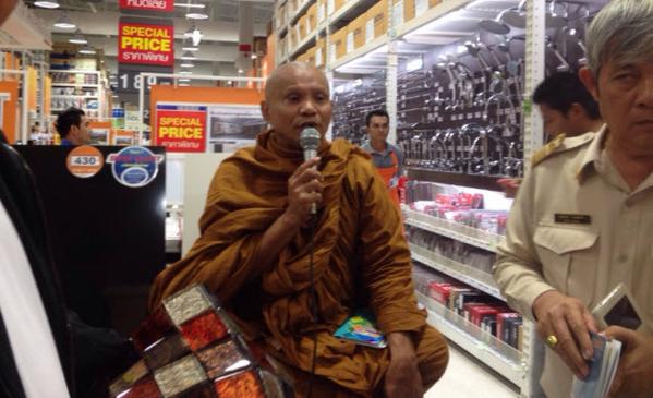 เจ้าอาวาสวัด นั่งประท้วงกลางห้างดัง จ.กระบี่