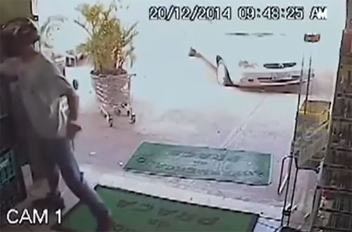 คลิปคุณตาเดินดุ่มเข้าร้านค้า เจอโจรยกปืนจ่อหัว แต่ไม่แคร์