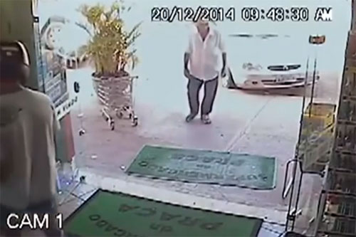 คลิปคุณตาเดินดุ่มเข้าร้านค้า เจอโจรยกปืนจ่อหัว แต่ไม่แคร์