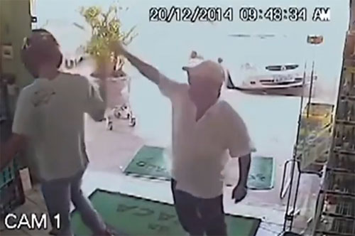 คลิปคุณตาเดินดุ่มเข้าร้านค้า เจอโจรยกปืนจ่อหัว แต่ไม่แคร์