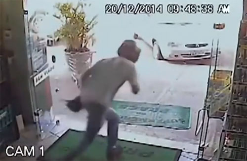 คลิปคุณตาเดินดุ่มเข้าร้านค้า เจอโจรยกปืนจ่อหัว แต่ไม่แคร์