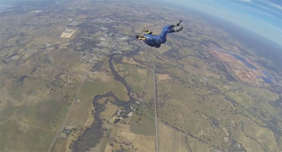 คลิปช็อก นักโดดร่มชักหมดสติขณะเหินเวหา เกือบเอาชีวิตไม่รอด