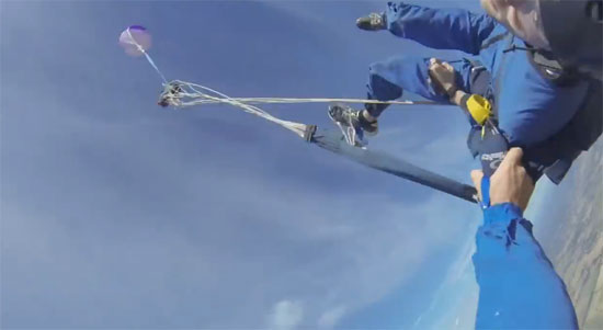 คลิปช็อก นักโดดร่มชักหมดสติขณะเหินเวหา เกือบเอาชีวิตไม่รอด