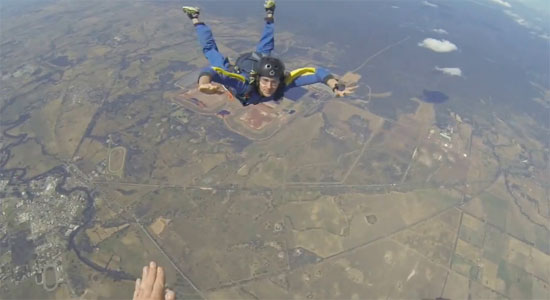 คลิปช็อก นักโดดร่มชักหมดสติขณะเหินเวหา เกือบเอาชีวิตไม่รอด