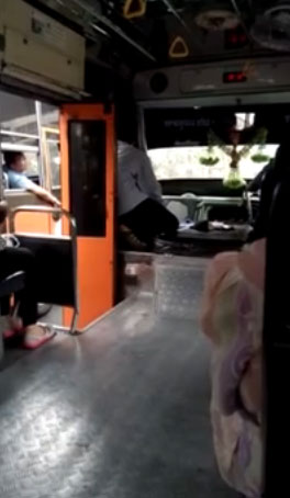 รถเมล์สาย 75 ขับแข่ง-แย่งรับผู้โดยสาร ซัดดราม่าใส่กันไม่ยั้ง