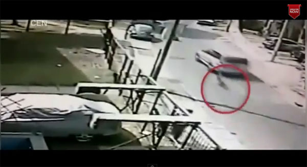 คลิปพ่อโหดแค้นสุนัขกัดลูกชาย จับล่ามท้ายรถ ลากตามถนน